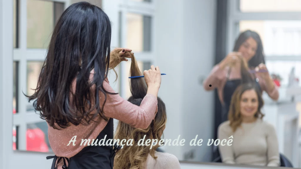 O curso de cabeleireiro profisisonal é a porta de entrada para o setorda beleza